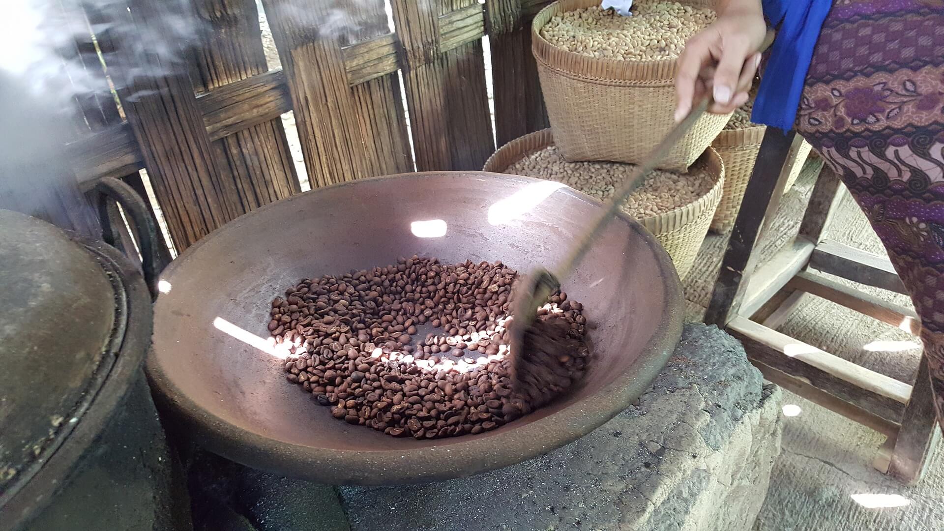 전통방식의 커피 로스팅