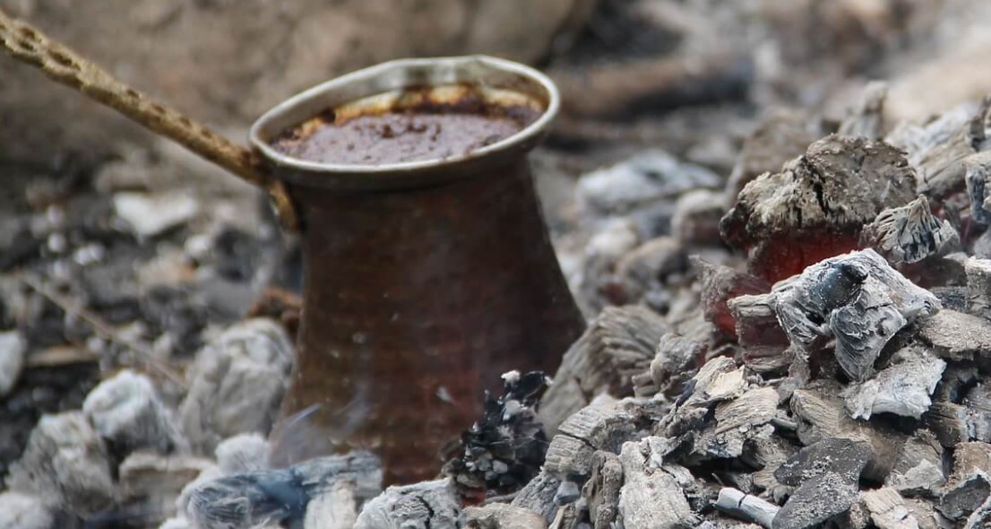 숯불위에 놓인 터키식 커피 추출용 주전자인 체즈베